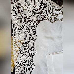 WIDE VINTAGE ITALIAN LACE TABLECLOTH AND NAPKINS